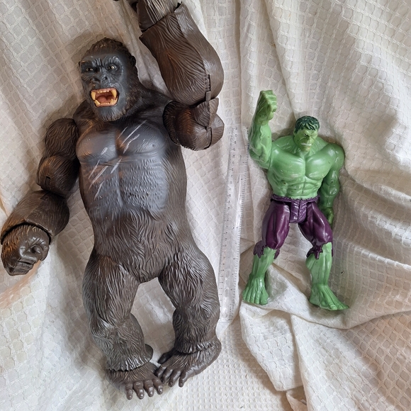 2pc Bundle 18in King Kong 11in Incredible hulk toy Figurine Boy Mancave - Picture 2 of 7